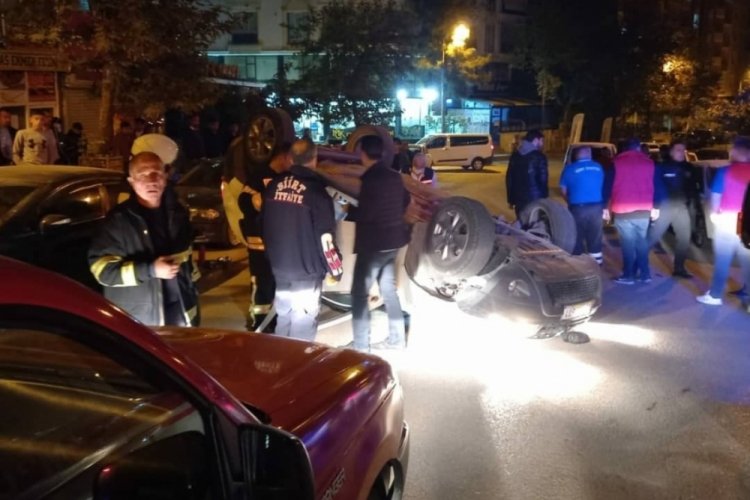 Siirt'te park halindeki otomobile &ccedil;arpan ara&ccedil; takla atarak durabildi