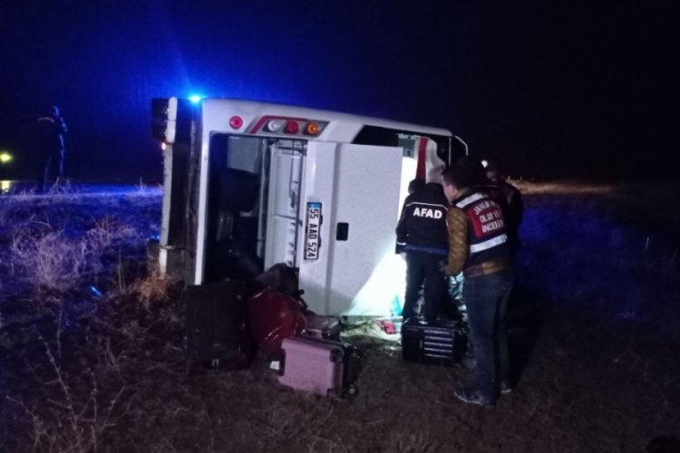 Sivas'ta sağlık &ccedil;alışanlarını taşıyan otob&uuml;ste kaza: 1 &ouml;l&uuml;, 25 yaralı