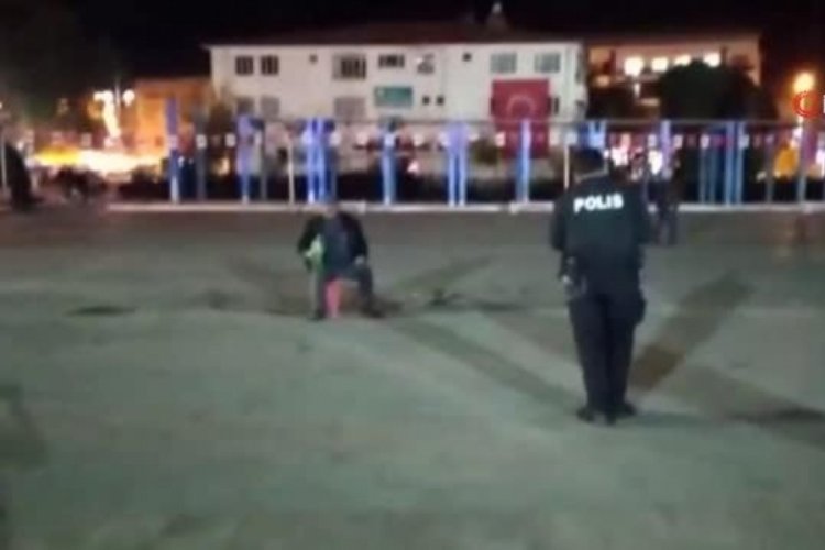 Benzinle kendini yakmak istedi, polis &uuml;zerine atlayıp engel oldu