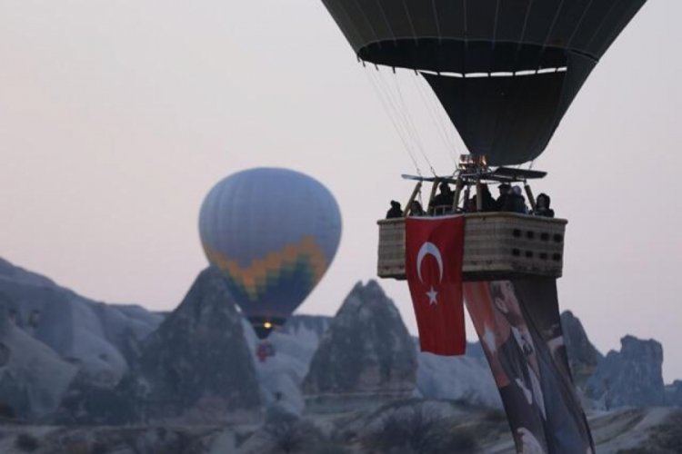 Kapadokya'da balonlar T&uuml;rk bayrakları ve Atat&uuml;rk posterleri ile u&ccedil;tu