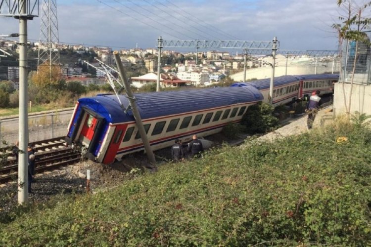 Gebze'de yolcu treninin 2 vagonu raydan &ccedil;ıktı