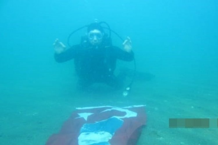 Cumhuriyet Bayramı Van G&ouml;l&uuml;'n&uuml;n derinliklerinde kutlandı