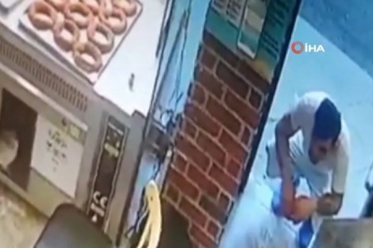 İstanbul Bağcılar'da emekleyerek kasadan para &ccedil;aldı: O anlar kamerada