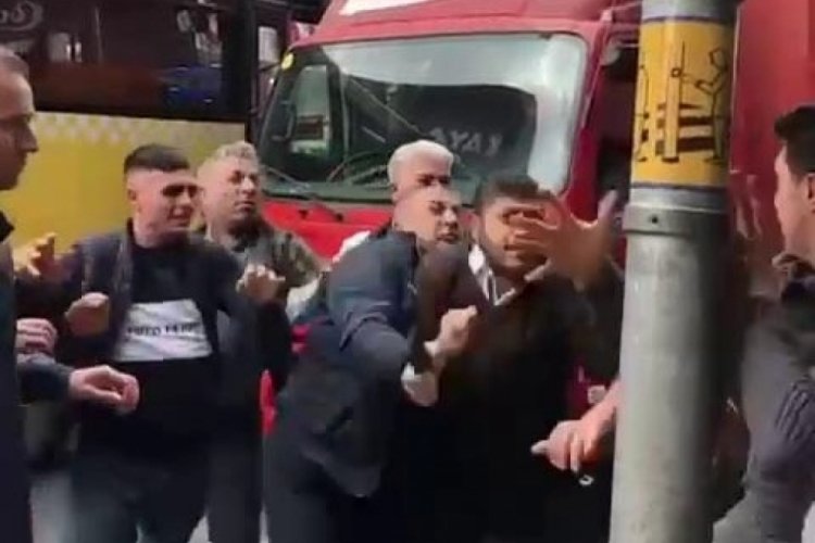 Kamyonet s&uuml;r&uuml;c&uuml;s&uuml; ile İETT şof&ouml;r&uuml;n&uuml;n tekme tokat kavgası kamerada!