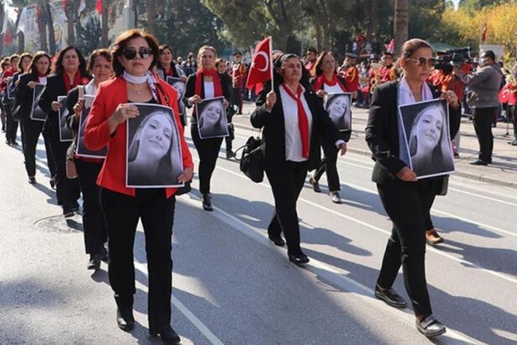 Denizli'de ge&ccedil;it t&ouml;reninde &ouml;ld&uuml;r&uuml;len Şebnem'in fotoğrafları taşındı