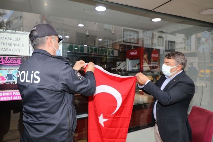 Esnafa T&uuml;rk bayrağı hediye edildi