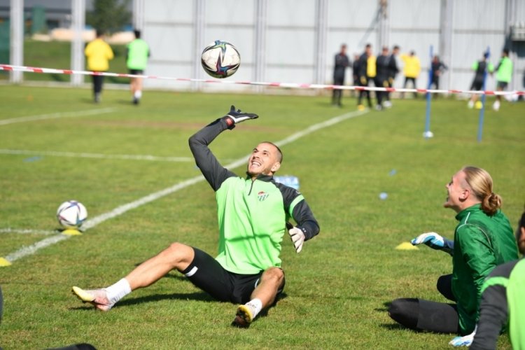 Bursaspor 3 eksik futbolcuyla &ccedil;alışmalarına devam etti