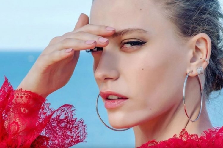 &Uuml;nl&uuml; oyuncu Serenay Sarıkaya'dan cesur kareler