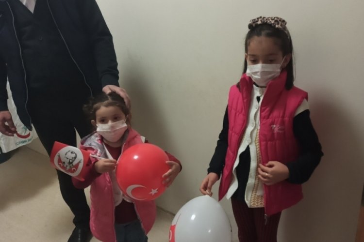 Doktor, tedavi ettiği &ccedil;ocuklara T&uuml;rk Bayrağı hediye etti