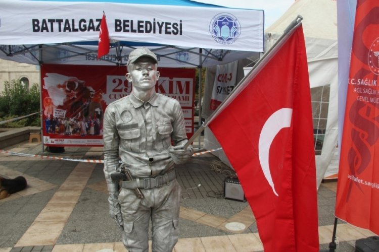 Asker selamı veren canlı heykelden rekor denemesi
