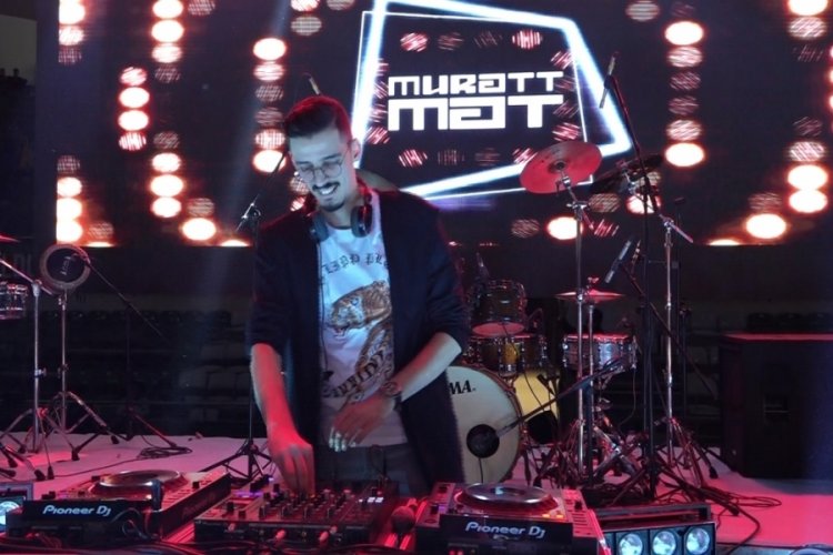 Dj Muratt Mat, kendisini m&uuml;zik &ccedil;alışmalarını hazırladığı mutfağının aş&ccedil;ısı olarak g&ouml;r&uuml;yor