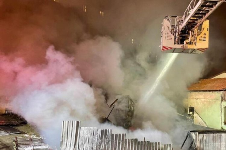 Konteynerde yangın! 1 iş&ccedil;i yaralandı