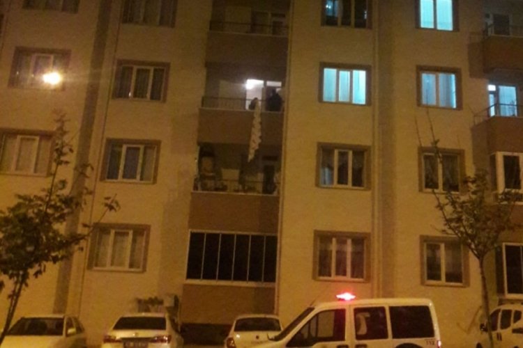 Eşiyle tartışan kadın &ccedil;arşafla ka&ccedil;maya &ccedil;alıştı! 3. kattan d&uuml;şt&uuml;