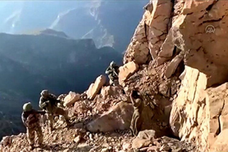Komandolar mağaradaki 4 PKK'lıyı b&ouml;yle teslim aldı