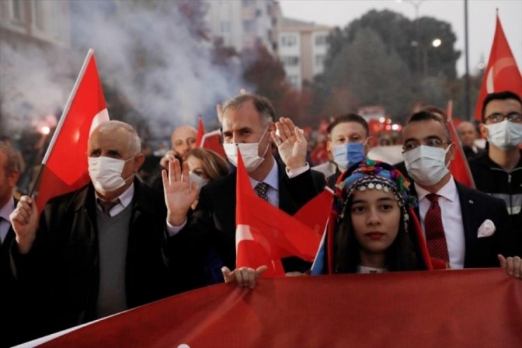 Bursa İneg&ouml;l'de Cumhuriyet coşkusu kortej y&uuml;r&uuml;y&uuml;ş&uuml; ile sokaklara taştı