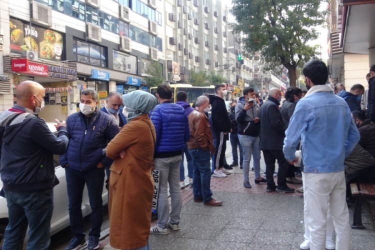 Bursa'da noter &ouml;n&uuml;ndeki uzun kuyruğa vatandaşlar isyan etti