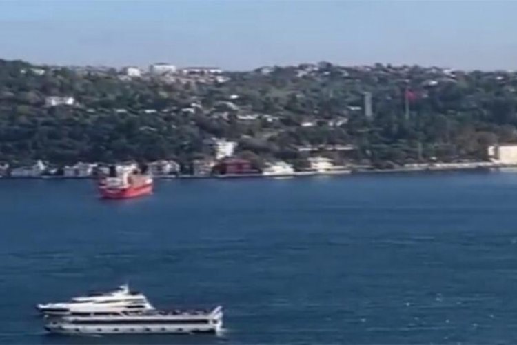 İstanbul Boğazı'nda kargo gemisi s&uuml;r&uuml;klendi