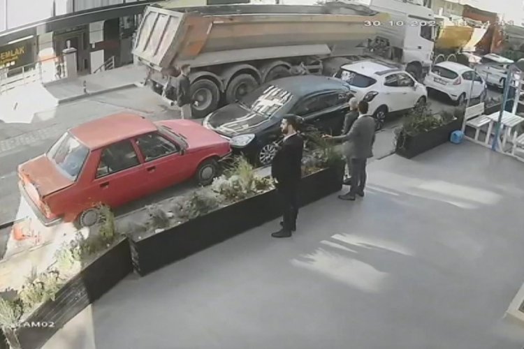 İstanbul'da el frenleri &ccedil;ekilmeyen hafriyat kamyonları 4 otomobile &ccedil;arptı