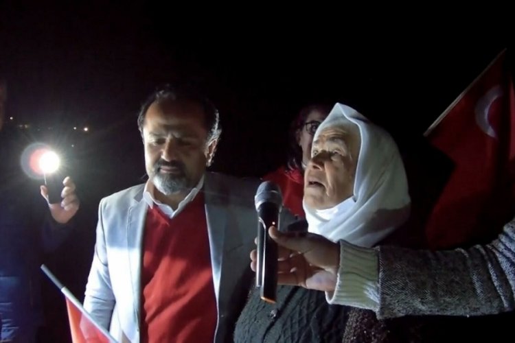 Zonguldak'ta Andımız'ı okuyan 80 yaşındaki kadın b&uuml;y&uuml;k alkış topladı