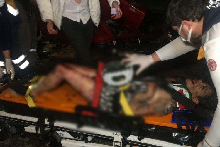 Bursa'da zincirleme kaza! Ortalık savaş alanına d&ouml;nd&uuml;: 1'i ağır 10 yaralı