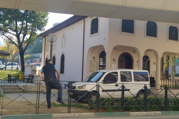 Bursa'da yol ortasındaki bu caminin yolu yok