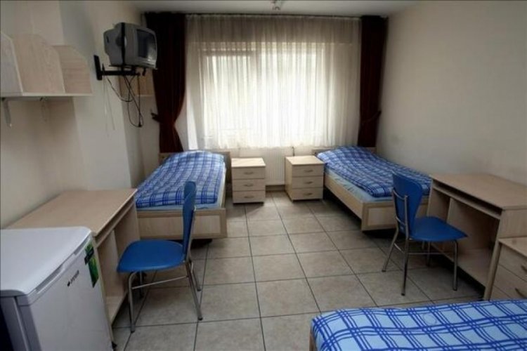 Ev bulamayan &ouml;ğrencilere 'yurtlara başvurun' &ccedil;ağrısı