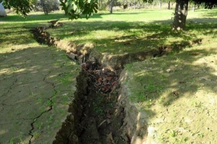 Aydın'da bir il&ccedil;enin k&acirc;busu olan derin &ccedil;atlaklar korku yarattı