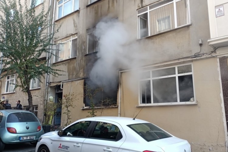 İstanbul Bayrampaşa'da yanan daireden eşini kurtardı, kendi yaralanmaktan kurtulamadı