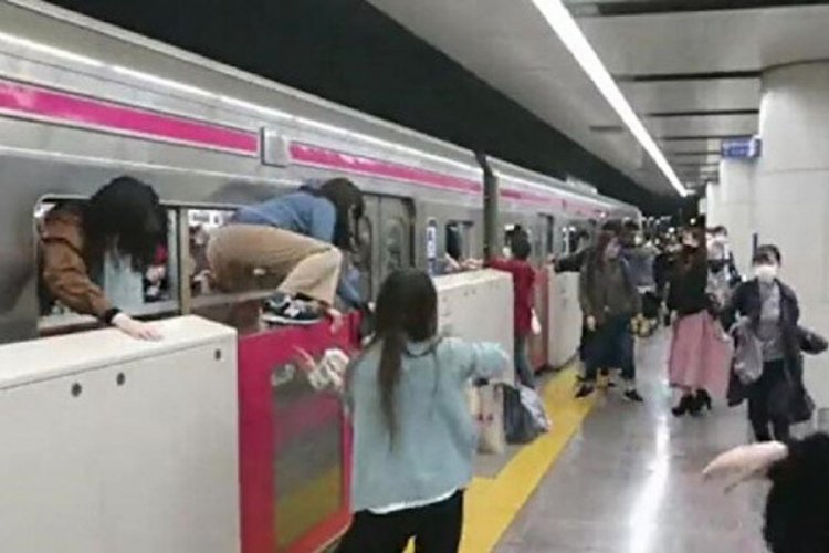 Tokyo'da trende yolculara bı&ccedil;akla saldıran adam vagonu yaktı