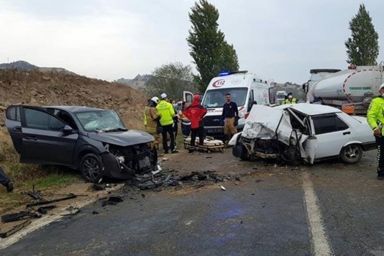 İzmir'de feci kazada iki otomobil kafa kafaya &ccedil;arpıştı: 3 &ouml;l&uuml;, 3 yaralı