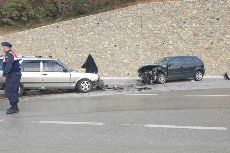 Bursa'da zincirleme kaza: 2 otomobil ve 1 servis aracı birbirine girdi