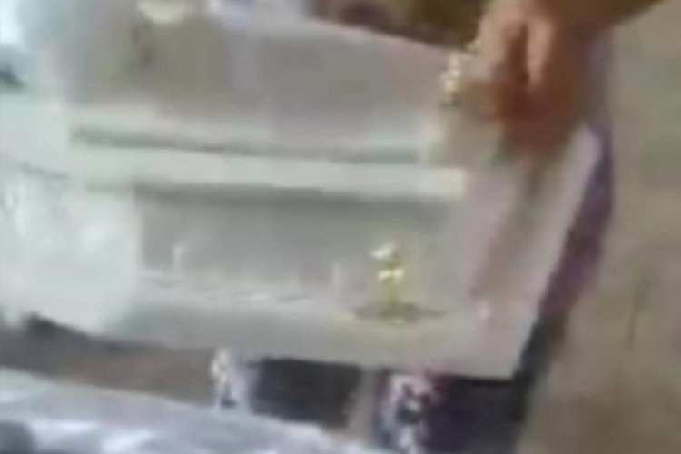 &Ouml;len bebeklerinin tabutunda bebeği bulamayan aile, cenazeyi erteledi