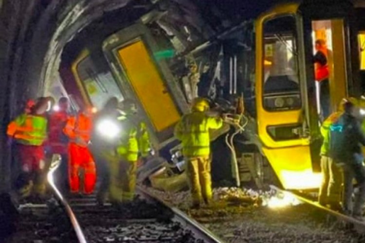 İngiltere'de iki tren &ccedil;arpıştı! Yaralılar var