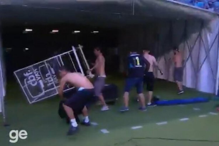 Ma&ccedil;ta olay &ccedil;ıktı! Taraftarlar VAR sistemini par&ccedil;aladı
