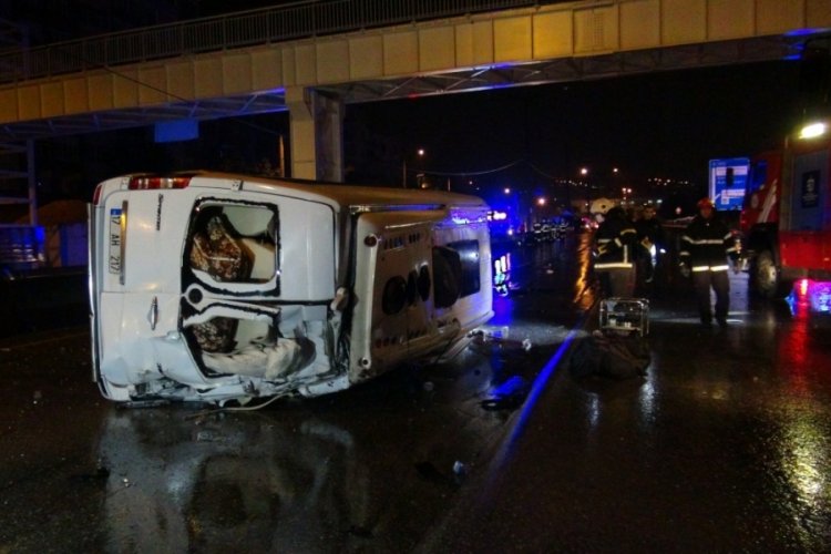 Kaza yapan servis minib&uuml;s&uuml;ne akaryakıt tankeri &ccedil;arptı: 1 &ouml;l&uuml;