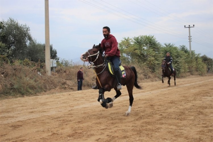 Geleneksel rahvan at yarışları yapıldı