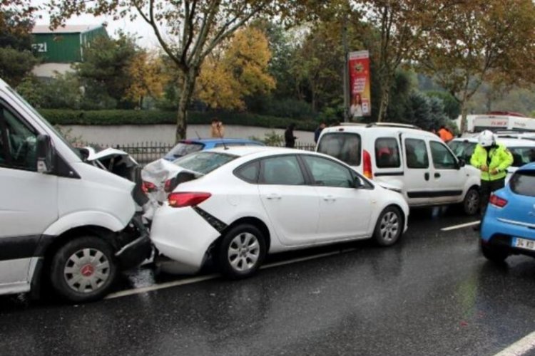 İstanbul'da zincirleme kaza! 7 ara&ccedil; birbirine girdi