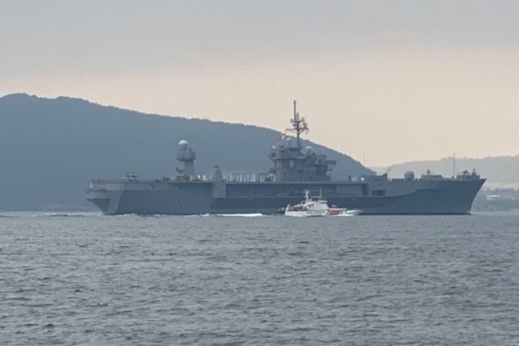 Savaş gemisi &Ccedil;anakkale Boğazı'ndan ge&ccedil;ti