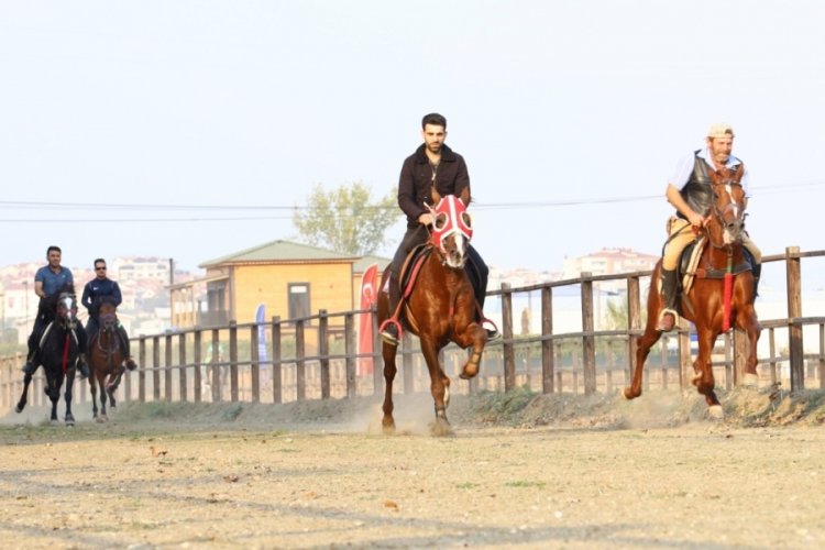 Bursa'da Rahvan atlar Cumhuriyet i&ccedil;in koştu