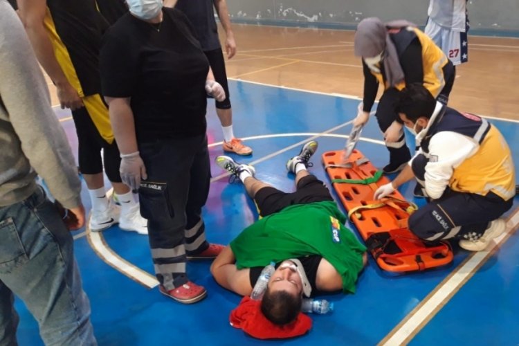 Bursa'da gen&ccedil; basket&ccedil;i sahada yere yığıldı