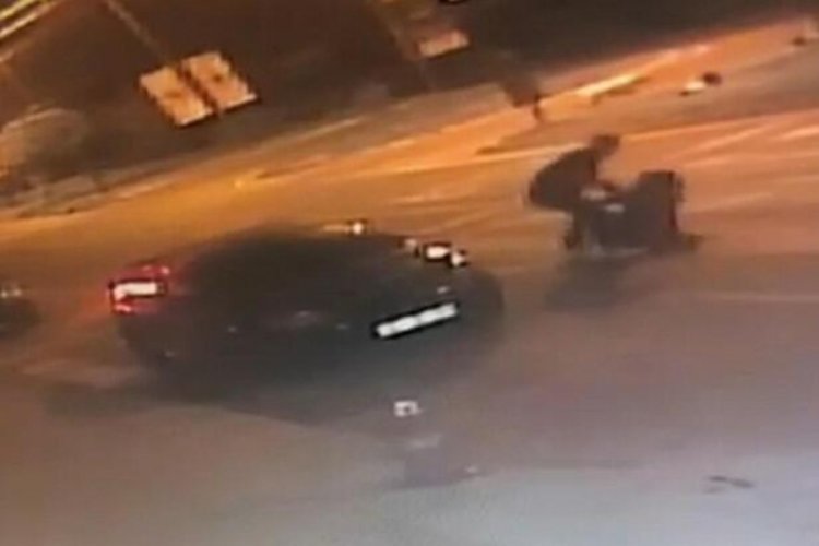 Eşini sokak ortasında d&ouml;v&uuml;p bı&ccedil;akladı!
