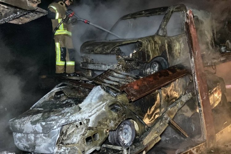 Bursa'da sıfır ara&ccedil;lar alev alev yandı, s&uuml;r&uuml;c&uuml; sinir krizi ge&ccedil;irdi