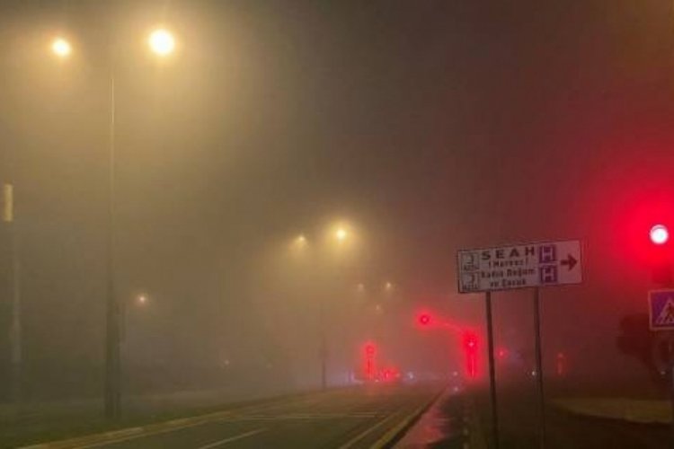 Sakarya'da sis nedeniyle g&ouml;r&uuml;ş mesafesi 5 metreye kadar d&uuml;şt&uuml;