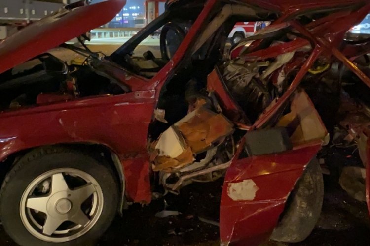 Kocaeli'de iki otomobil &ccedil;arpıştı: 1'i ağır 2 yaralı