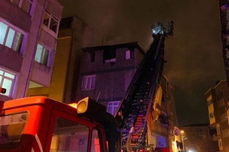 Yangında &ccedil;atı katından atladılar! 3 kişi ağır yaralı