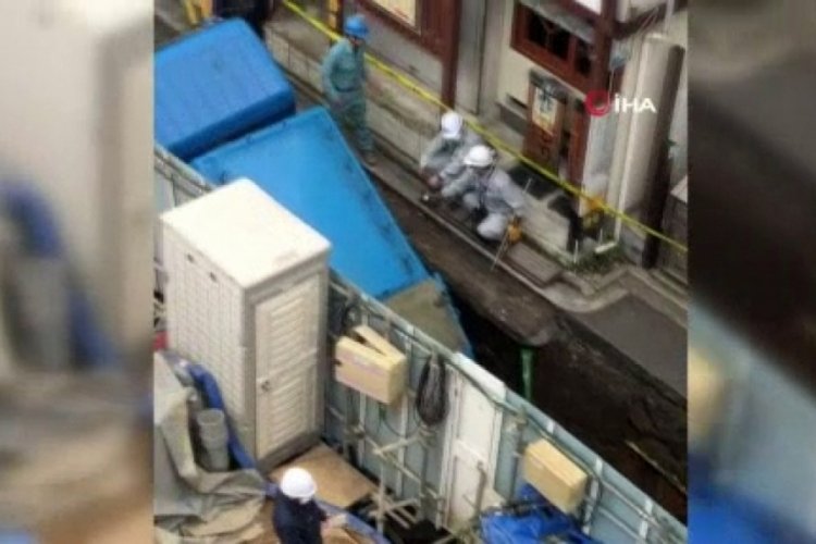 Japonya'da yol &ccedil;&ouml;kt&uuml;, kamyon &ccedil;ukurun i&ccedil;ine d&uuml;şt&uuml;!