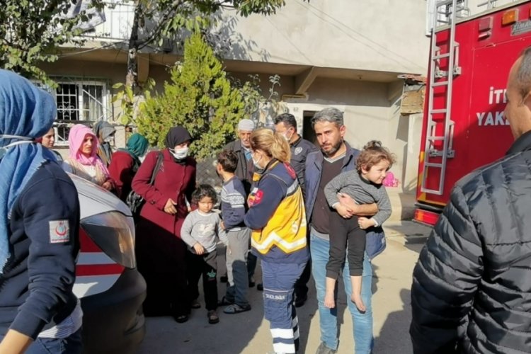 Bursa'da anne ve 2 &ccedil;ocuğu dumandan zehirlenerek hastaneye kaldırıldı
