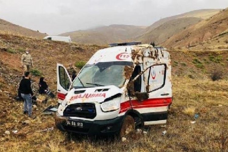 Kayganlaşan yolda kontrolden &ccedil;ıkan ambulans, şarampole yuvarlandı: 3 yaralı