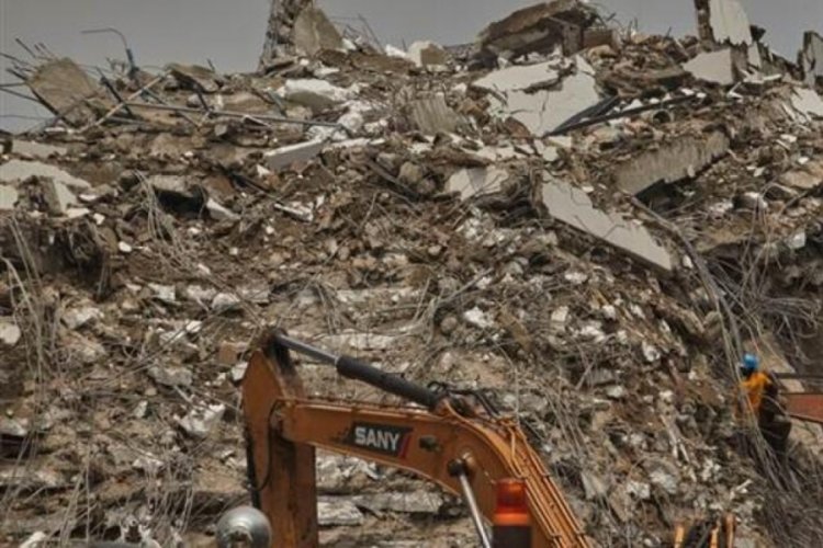 Nijerya'da &ccedil;&ouml;ken 21 katlı binada &ouml;l&uuml; sayısı y&uuml;kseliyor