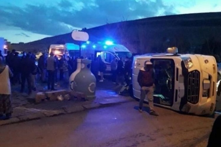 &Ouml;ğrencileri taşıyan servis devrildi: 6 &ccedil;ocuk yaralandı